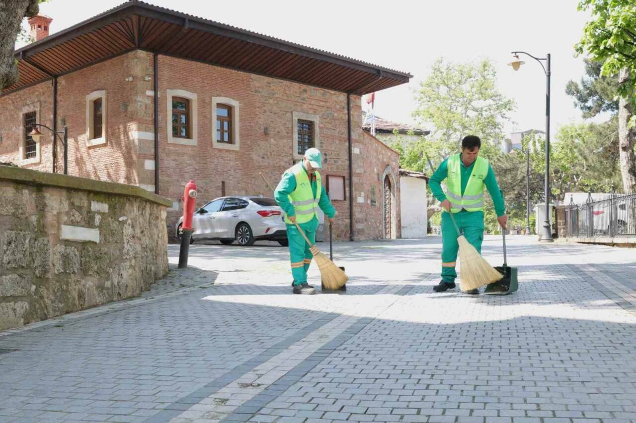 Bursa’da bahar temizliği: Dünyaca ünlü tarihi alanlara özel ekip... 2 bursada bahar temizligi dunyaca unlu tarihi alanlarina ozel ekip e124dca2ce99