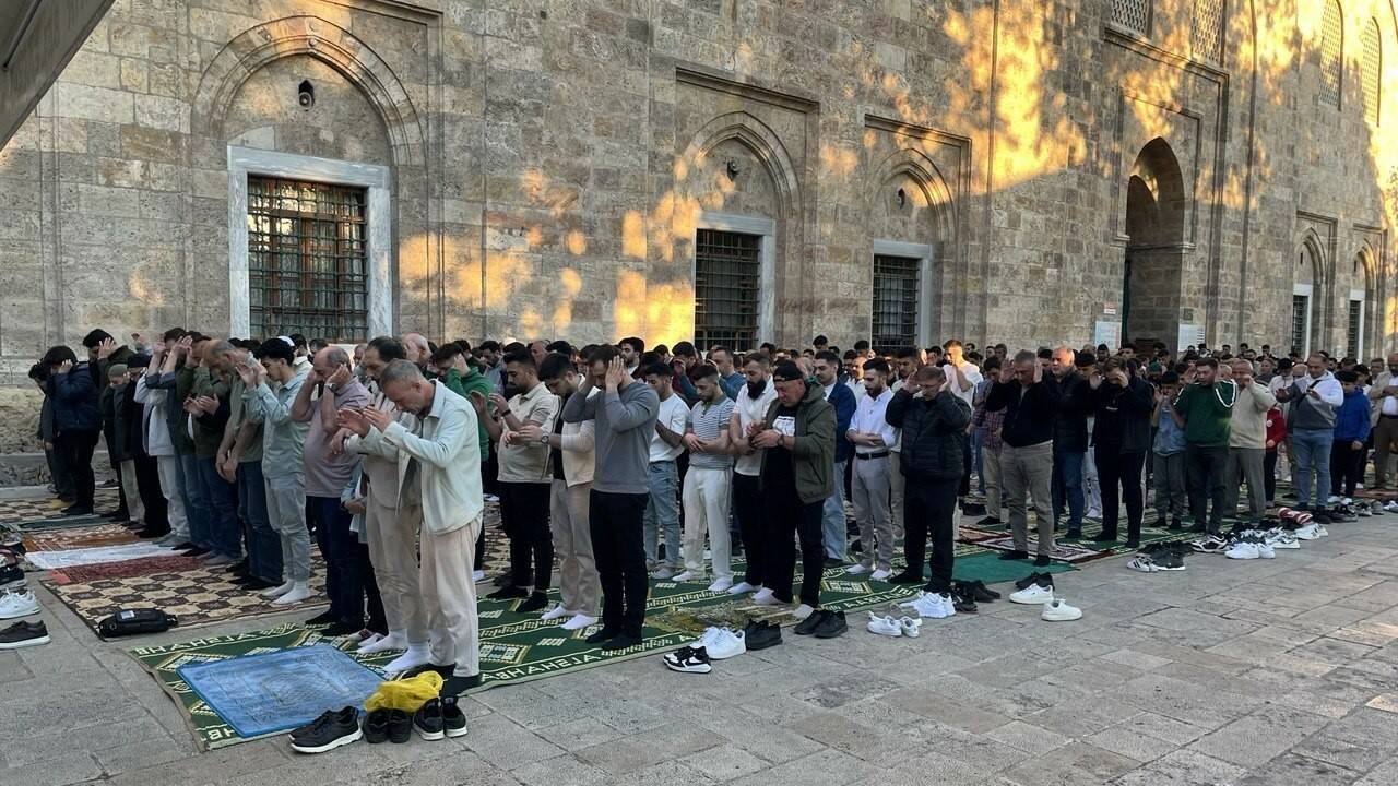 Bursa’da bayram coşkusu! Camiler doldu taştı 5 bursada bayram coskusu camiler doldu tasti b175cc4f7c7f