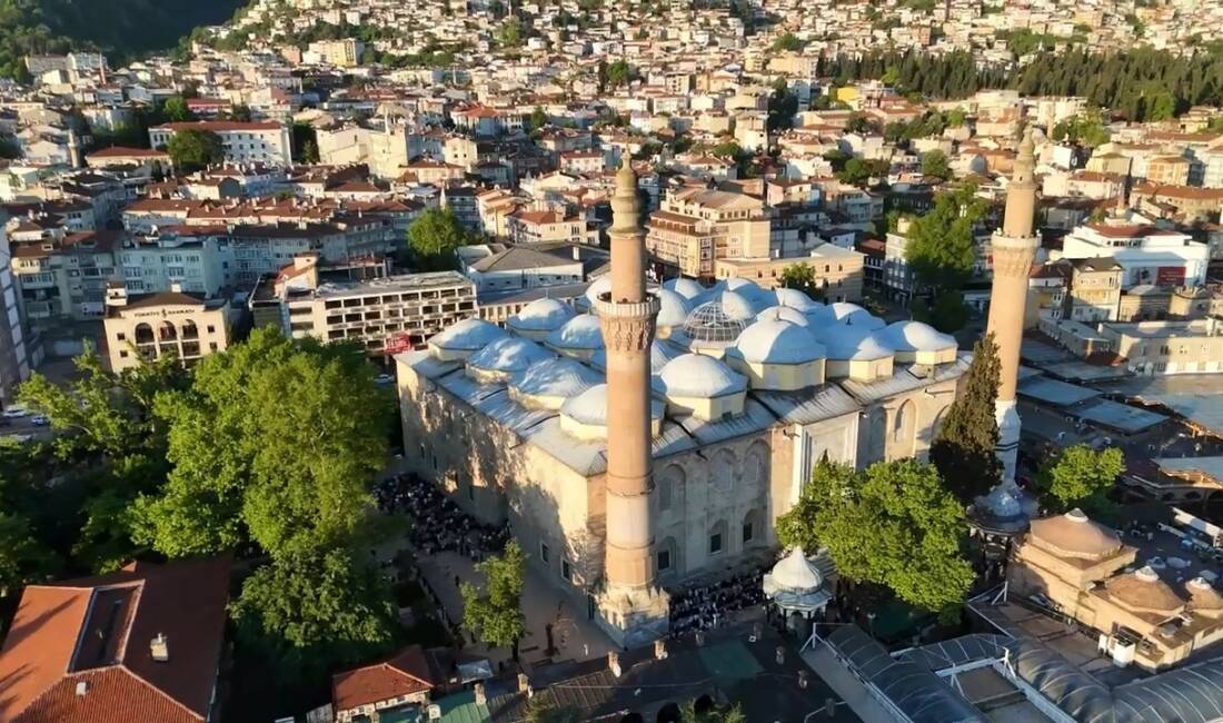 Bursa’da bayram coşkusu! Camiler doldu taştı Bursa’da Kurban Bayramı sabahı vatandaşlar, bayram namazını kılmak için tarihi