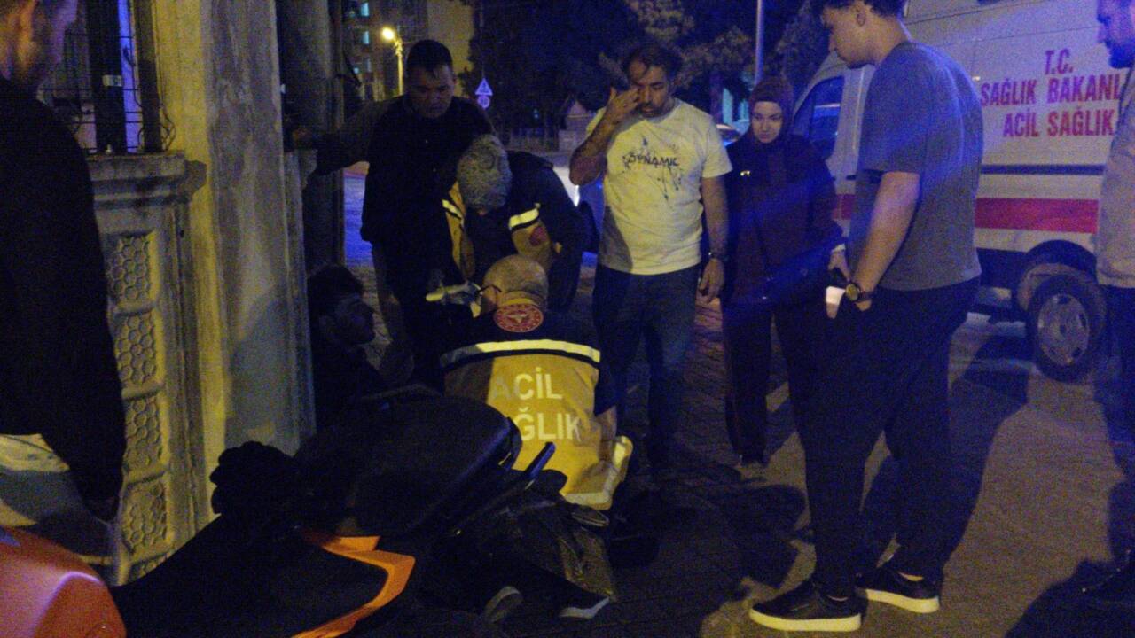 Bursa'nın İnegöl ilçesinde duvara çarpan motosikletin sürücüsü yaralandı.
