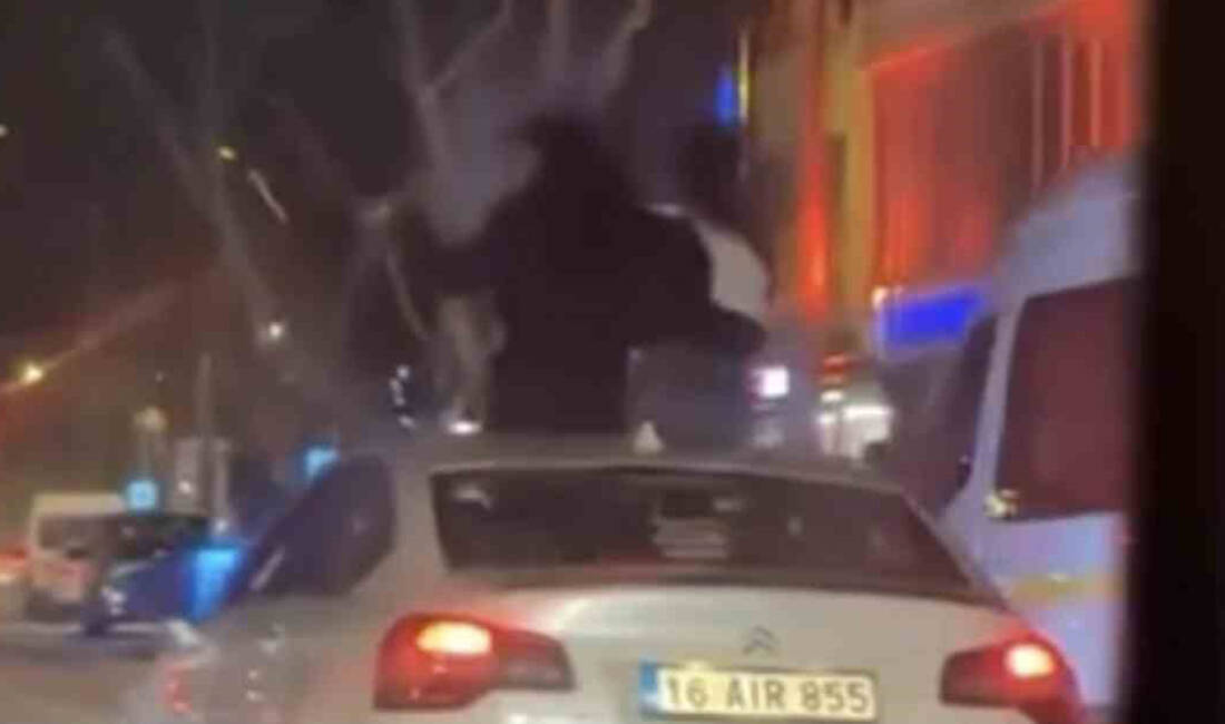 Bursa’da seyir halindeki aracın sunroofundan çıkarak tavanına oturan iki şahıs,