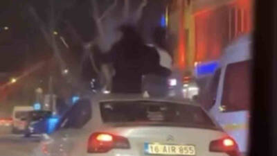 Bursa’da seyir halindeki aracın sunroofundan çıkarak tavanına oturan iki şahıs,