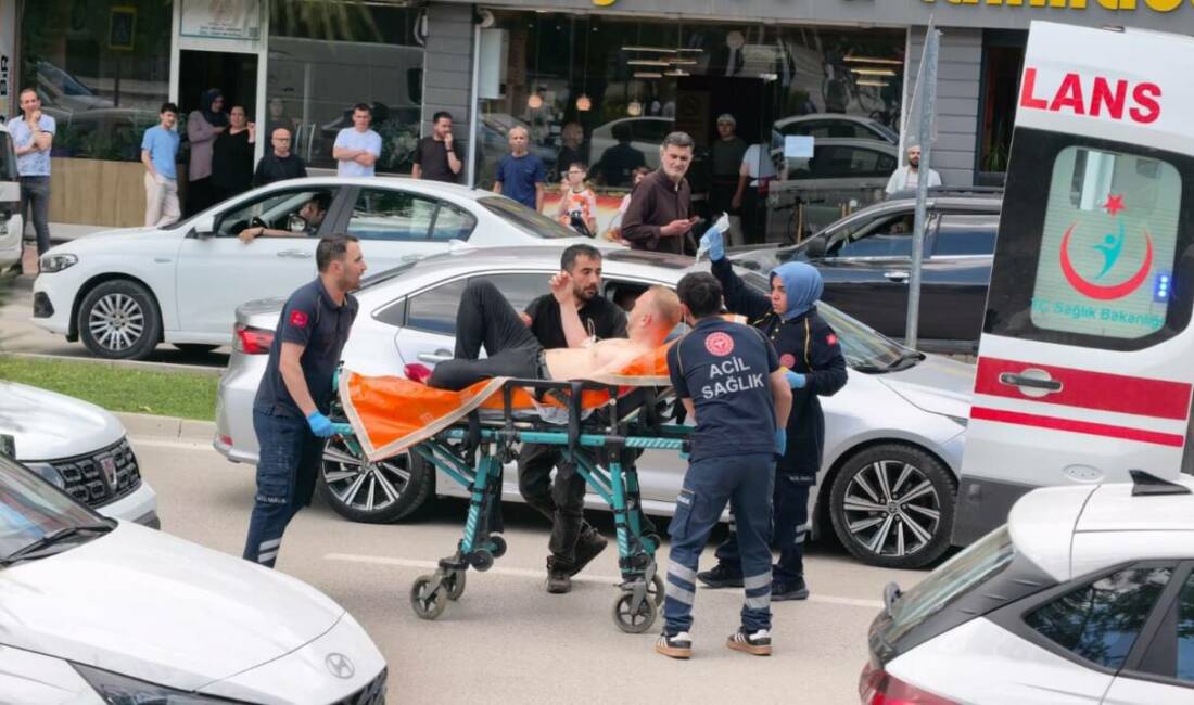 Bursa’da ortalık karıştı! Yol verme kavgasında 1’i polis 5 yaralı Bursa'nın İnegöl ilçesinde ‘yol verme’ nedeniyle çıkan bıçaklı kavgada 4