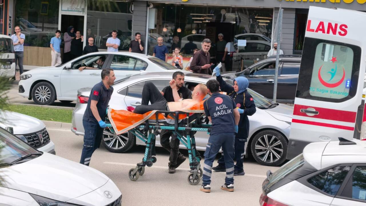 Bursa’da ortalık karıştı! Yol verme kavgasında 1’i polis 5 yaralı 5 bursada dehset anlari yol verme kavgasinda 1i polis 5 yarali c608da9f04d3