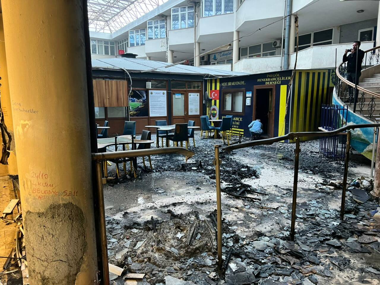 Bursa'nın İnegöl ilçesinde bir dernek binasında yangın çıkardığı iddia edilen
