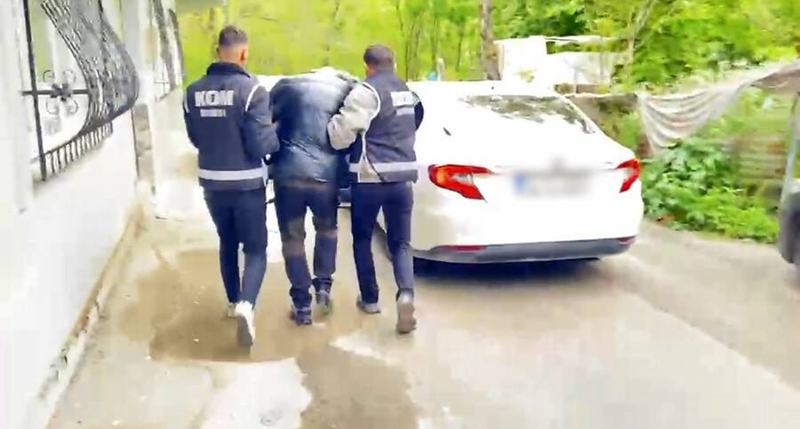 Bursa'da dev operasyon! Tefeci çetesi çökertildi 2 bursada dev operasyon tefeci cetesi cokertildi 28f67546a1ea