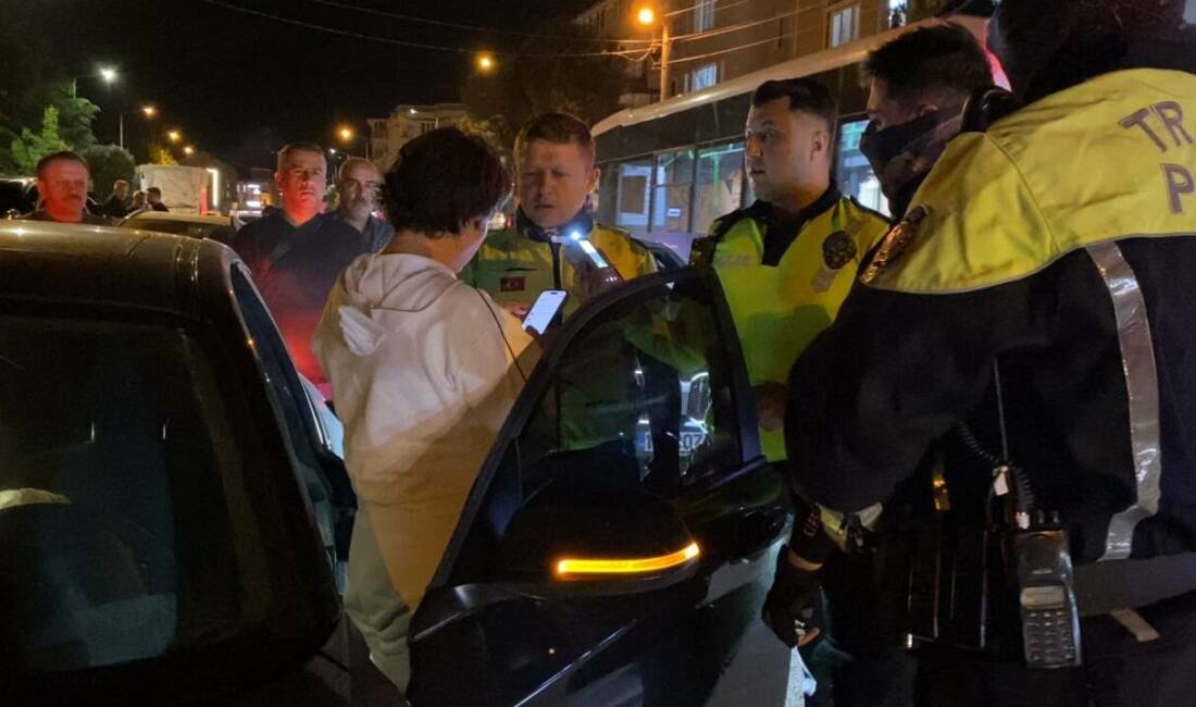 Bursa’da ‘dur’ ihtarına uymayan sürücüye ceza yağdı Bursa’nın İnegöl ilçesinde polisin ‘dur’ ihtarına uymayarak kaçan sürücü, kovalamaca