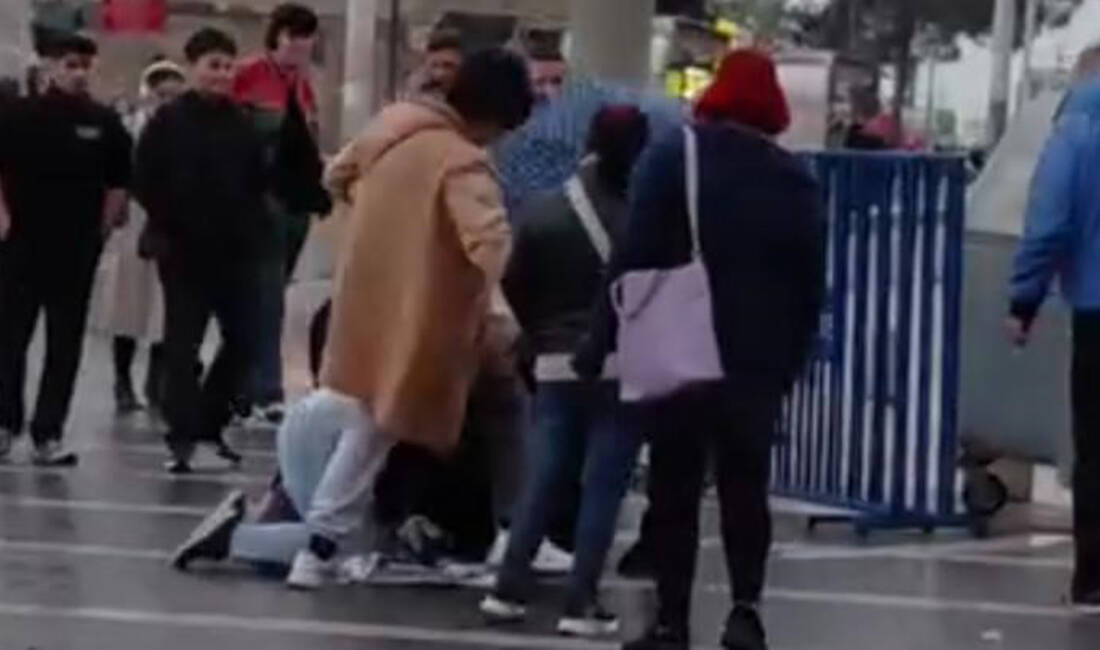 Bursa’da şemsiye satarak geçimini sağlayan engelli bir vatandaş, kimliği henüz