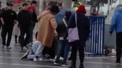 Bursa’da şemsiye satarak geçimini sağlayan engelli bir vatandaş, kimliği henüz