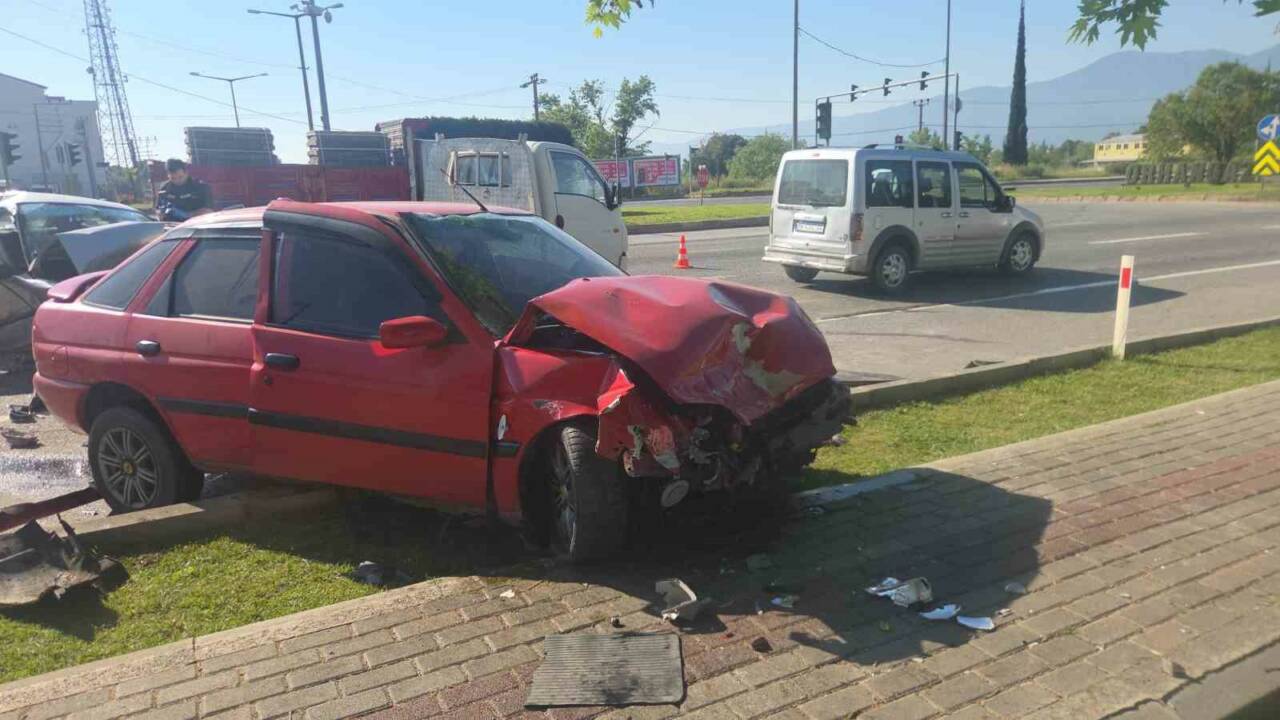 Bursa'da 4 aracın karıştığı feci kaza! 1 ölü 4 yaralı... 3 bursada feci kaza 1 olu 4 yarali 17a37cace59d