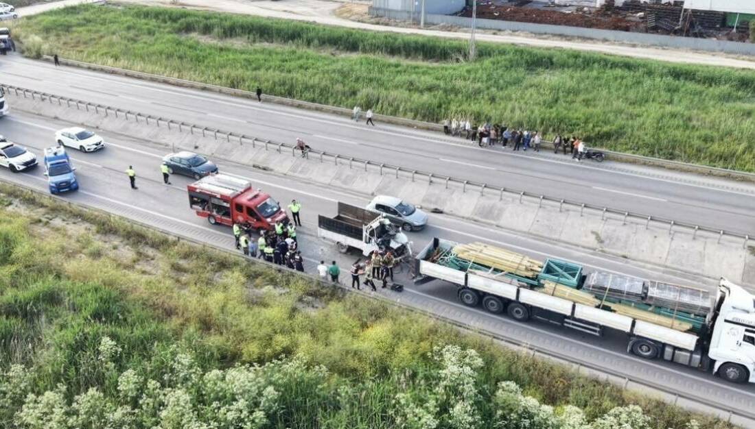 Bursa’da feci kaza: 1 ölü Bursa’nın Karacabey ilçesinde kamyon ile tır çarpıştığı kazada 1 kişi