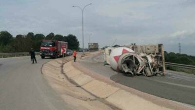 Bursa’nın İnegöl ilçesinde, kontrolden çıkan beton mikseri virajda devrildi; sürücüsü