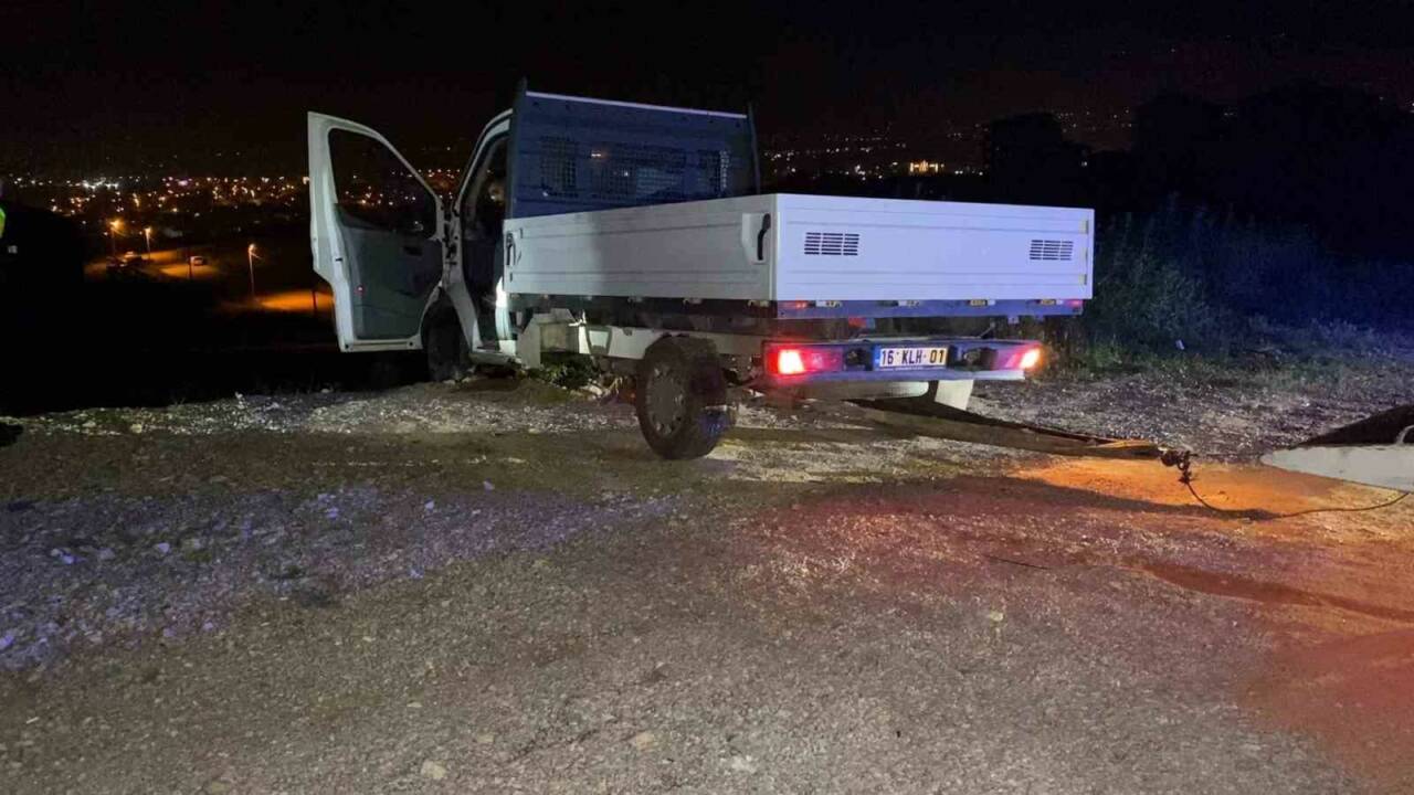 Bursa'da feci kaza! Şarampole uçtu 4 bursada feci kaza sarampole uctu 62f3a64856dd