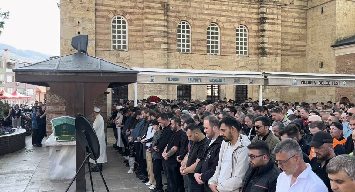 Bursa'da feci kazada can vermişti! Son yolculuğuna uğurlandı 4 bursada feci kazada can vermisti son yolculuguna ugurlandi 3b391f606203