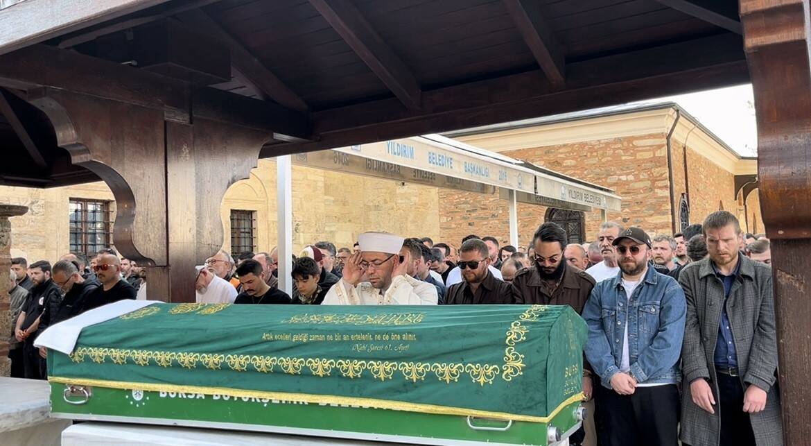 Bursa'da feci kazada can vermişti! Son yolculuğuna uğurlandı 3 bursada feci kazada can vermisti son yolculuguna ugurlandi 582c5ed6b445
