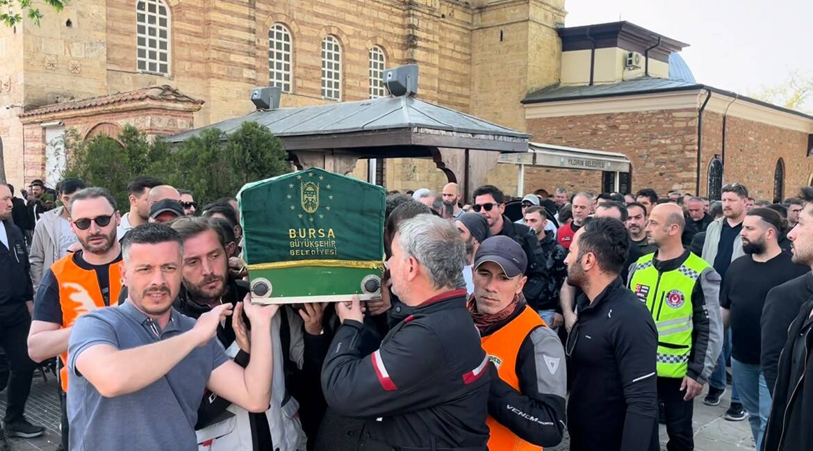 Bursa'da feci kazada can vermişti! Son yolculuğuna uğurlandı 2 bursada feci kazada can vermisti son yolculuguna ugurlandi 68c3701d5a75