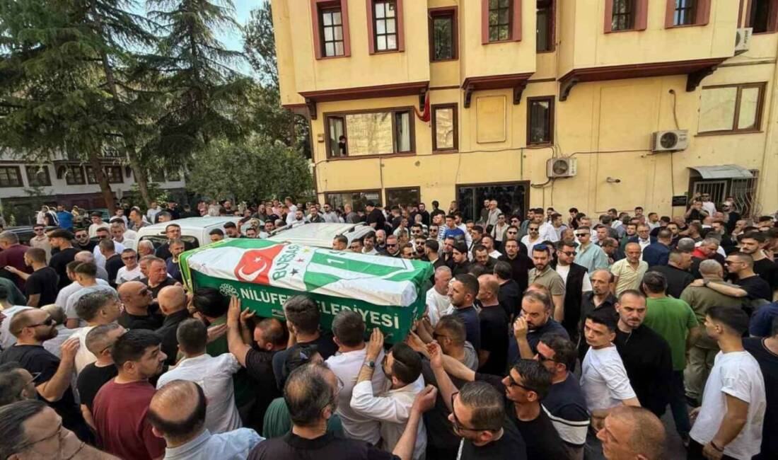 Bursa’da kazada hayatını kaybetmişti! Ertuğ Toker son yolculuğuna uğurladı Bursa’da geçirdiği motosiklet kazasında hayatını kaybeden Bursaspor taraftar grubu Teksas’ın