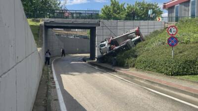 Bursa'nın Osmangazi ilçesinde köprülü kavşakta 3 metre yüksekten devrilen kamyonetteki