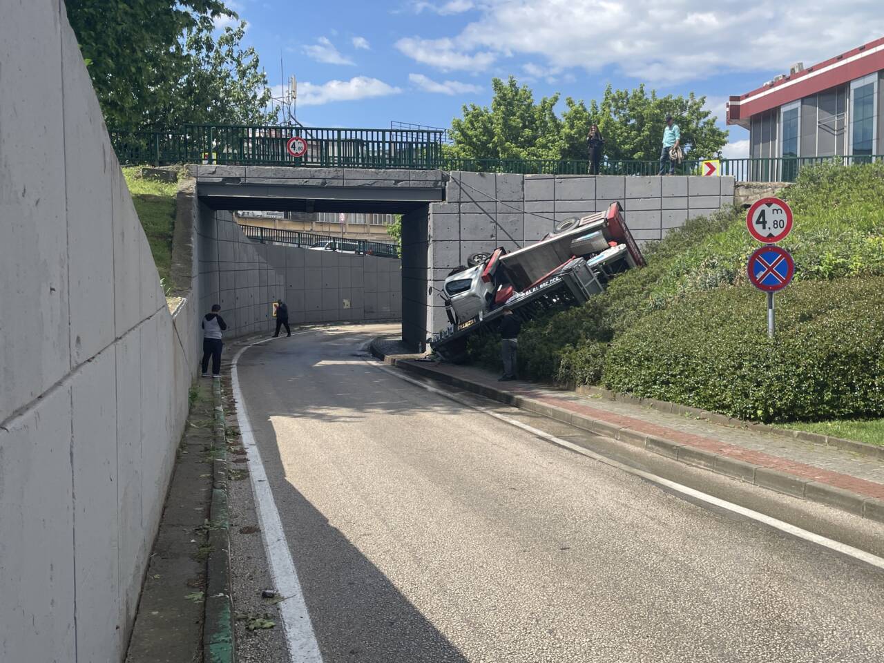 Bursa'nın Osmangazi ilçesinde köprülü kavşakta 3 metre yüksekten devrilen kamyonetteki