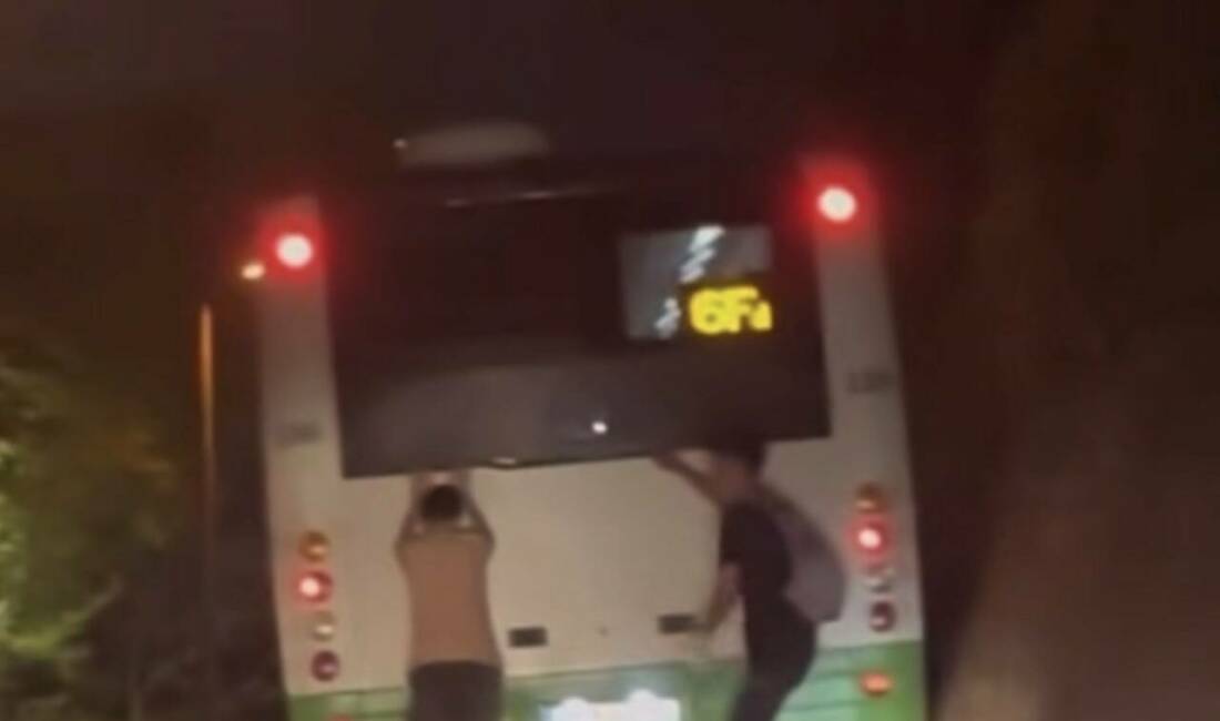 Bursa’da yürekler ağza geldi! Gençlerin tehlikeli yolculuğu kamerada Bursa’da patenli gençlerin tehlikeli yolculuğu kameraya yansıdı.