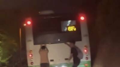 Bursa’da patenli gençlerin tehlikeli yolculuğu kameraya yansıdı.