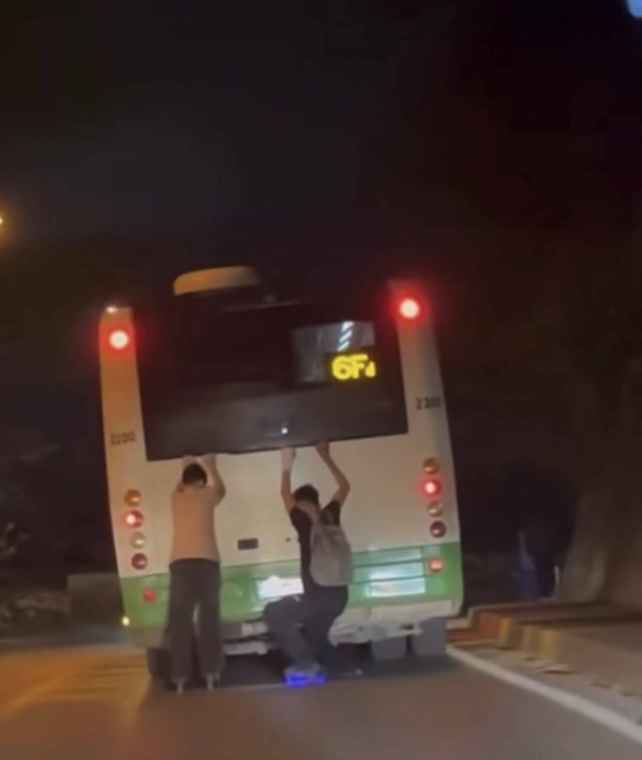 Bursa'da yürekler ağza geldi! Gençlerin tehlikeli yolculuğu kamerada 1 bursada genclerin tehlikeli yolculugu kamerada 5b240a892e41