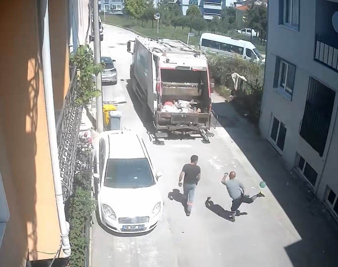 Bursa’da gülümseten anlar: Temizlik işçileri bakın nasıl oynadı Bursa’da sokak üzerinde çöp toplayan temizlik işçilerinin, futbol topu ile