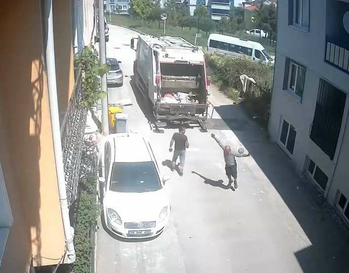 Bursa'da gülümseten anlar: Temizlik işçileri bakın nasıl oynadı 2 bursada gulumseten anlar temizlik iscileri bakin nasil oynadi 510f531ce4e1