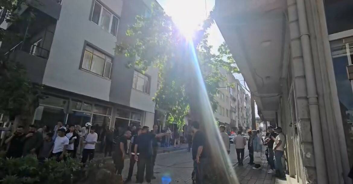 bursada inanilmaz olay seyir halindeki araclarin uzerine agac devrildi d7bf81217561