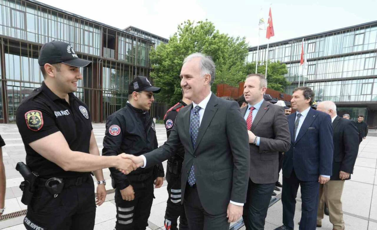 Bursa'da İnegöl protokolü bayramlaştı 2 bursada inegol protokolu bayramlasti 20d3f891ac95