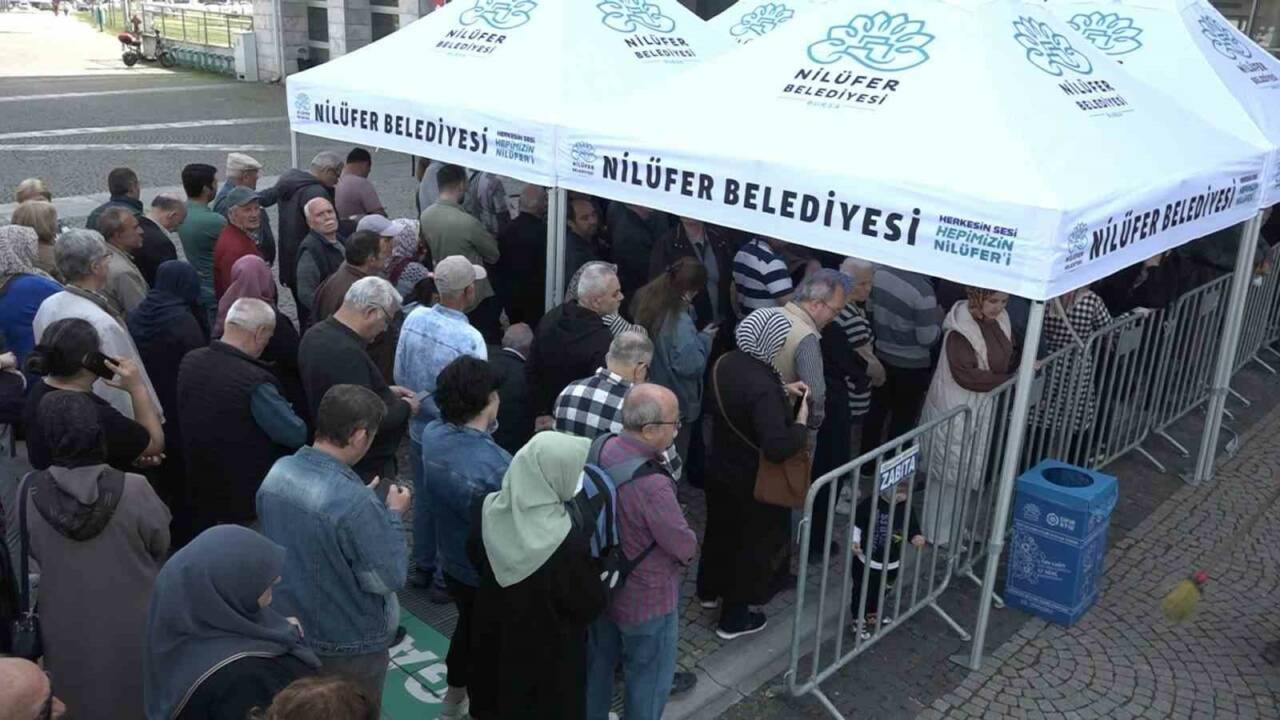 Bursa'da insanlar buraya akın etti! 120 bin adedi ücretsiz dağıtıldı... 4 bursada insanlar buraya akin etti 120 bin adedi ucretsiz dagitildi 269e7ef02962