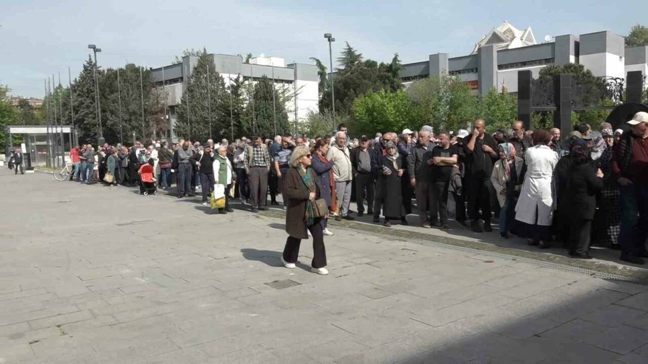 Bursa'da insanlar buraya akın etti! 120 bin adedi ücretsiz dağıtıldı... 2 bursada insanlar buraya akin etti 120 bin adedi ucretsiz dagitildi 9a0c42760970