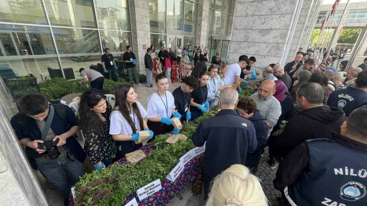 Bursa'da insanlar buraya akın etti! 120 bin adedi ücretsiz dağıtıldı... 1 bursada insanlar buraya akin etti 120 bin adedi ucretsiz dagitildi c63758033ab8