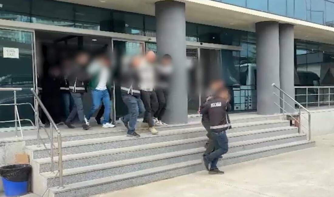 Bursa’da iş insanlarına zorla çek imzalatan suç örgütüne operasyon Bursa'nın Gemlik ilçesinde iş insanlarına zorla çek imzalatıp, tahsil ettikleri