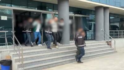 Bursa'nın Gemlik ilçesinde iş insanlarına zorla çek imzalatıp, tahsil ettikleri