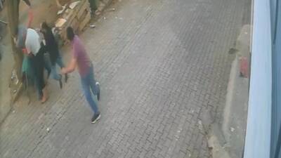 Bursa’da kesilmek üzereyken kasabın elinden kaçan boğa, kovalamayla yakalandı. O