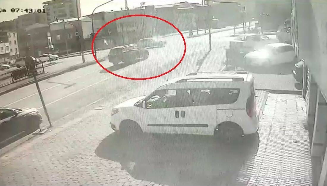 Bursa’da kavşakta kaza Bursa’da iddiaya göre kavşakta kırmızı ışığı beklemek istemeyen sürücü, bir