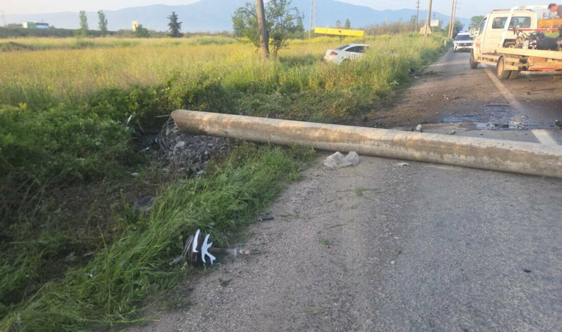 Bursa'nın Orhangazi ilçesinde virajda savrulup yol kenarındaki beton elektrik direğine