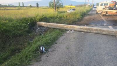 Bursa'nın Orhangazi ilçesinde virajda savrulup yol kenarındaki beton elektrik direğine
