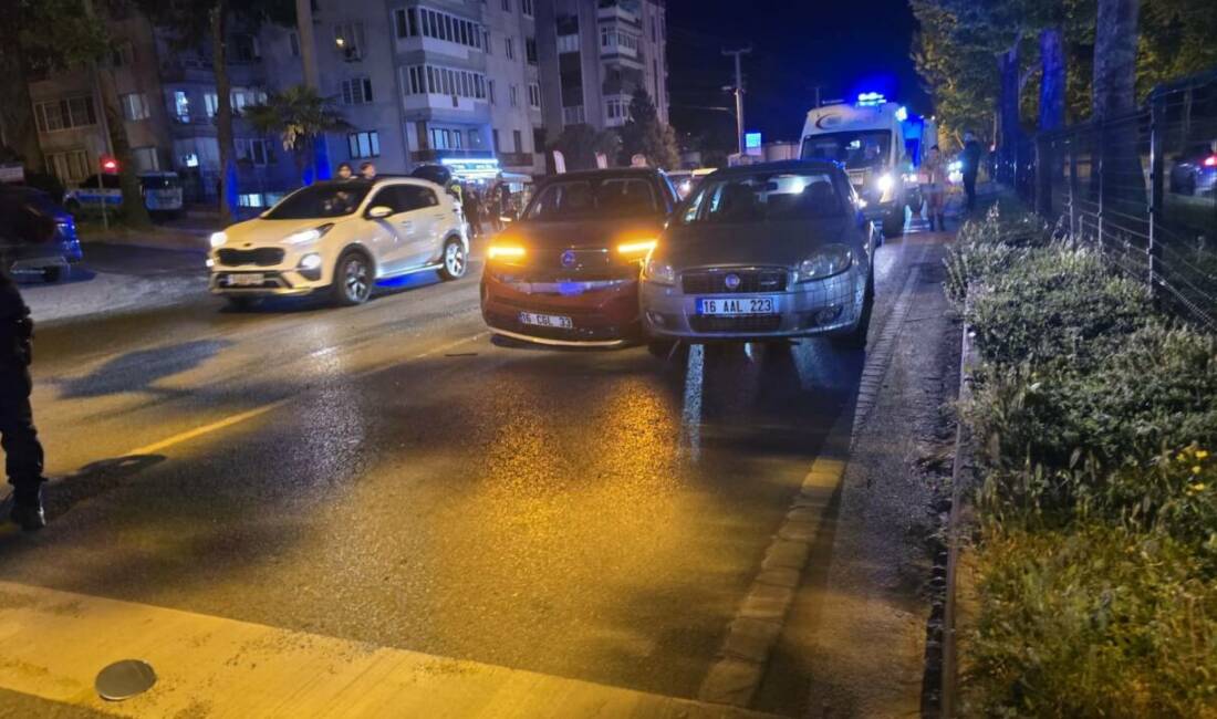 Bursa’da kırmızı ışıkta dehşet! Bursa'nın Mudanya ilçesinde, kırmızı ışıkta bekleyen otomobile arkadan gelen başka