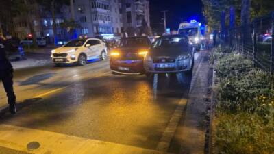 Bursa'nın Mudanya ilçesinde, kırmızı ışıkta bekleyen otomobile arkadan gelen başka