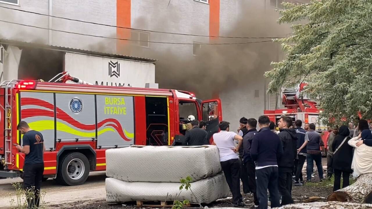 Bursa'da fabrikada yangın 4 bursada koltuk fabrikasinda yangin a80a8d58df16