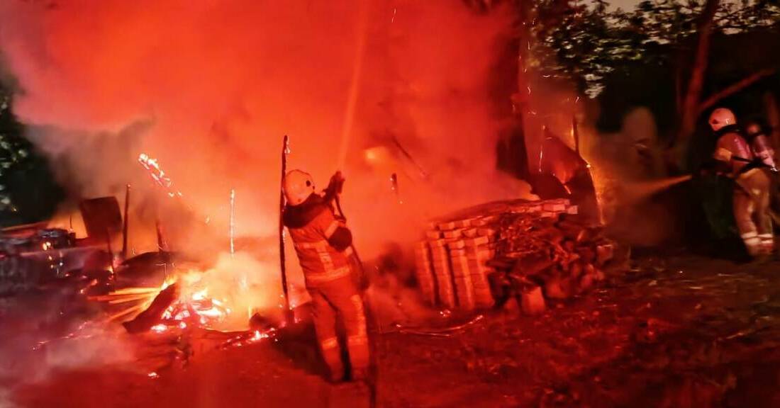 Bursa’da korku dolu anlar Bursa’nın İnegöl ilçesinde bir tarla üzerinde bulunan baraka, çıkan yangında