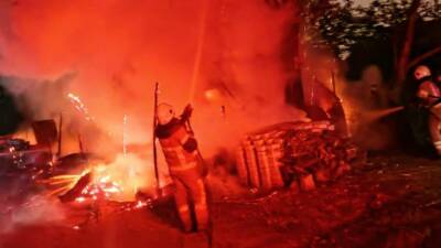 Bursa’nın İnegöl ilçesinde bir tarla üzerinde bulunan baraka, çıkan yangında