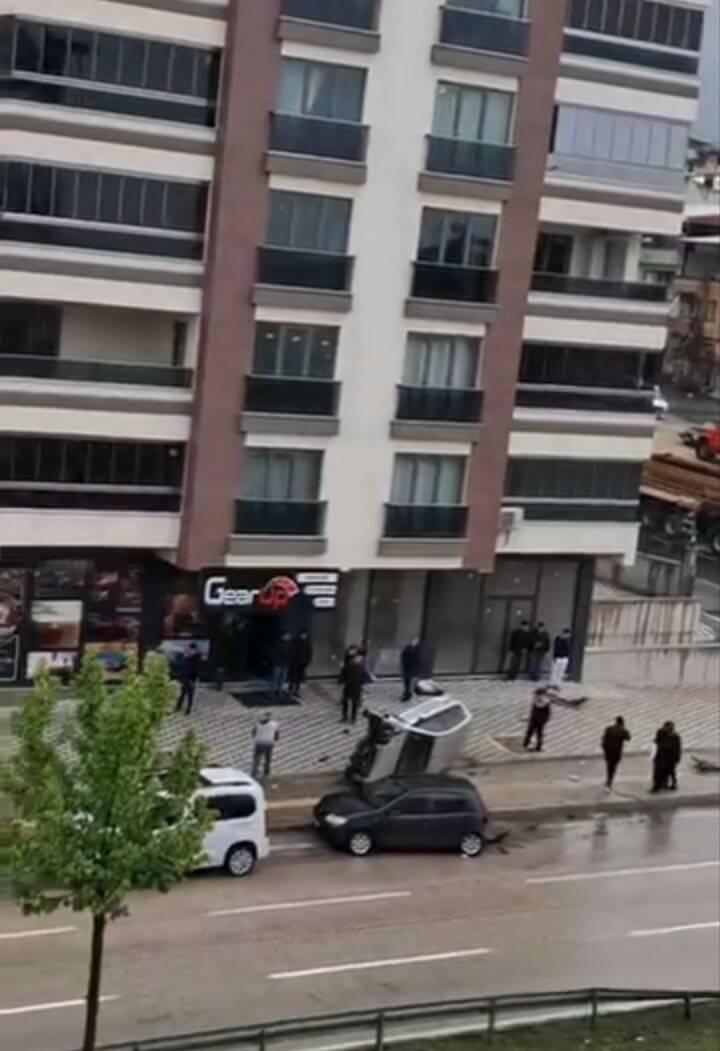 bursada korkunc anlar kontrolden cikan otomobil takla atti 1b38fa13401e
