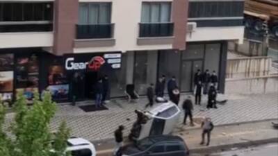 Bursa’da bir otomobil kontrolden çıkarak takla attı. Kazayı gören vatandaş,