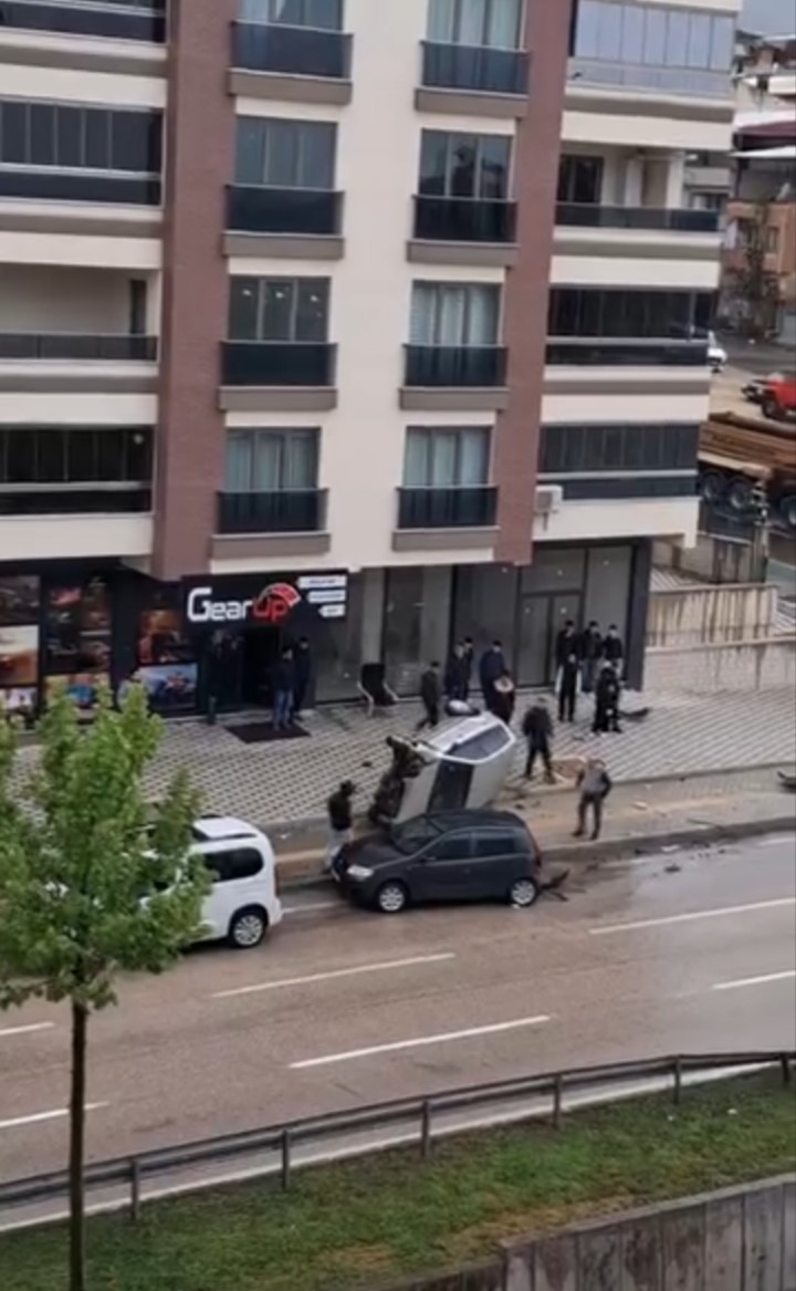bursada korkunc anlar kontrolden cikan otomobil takla atti d3aa001052d8