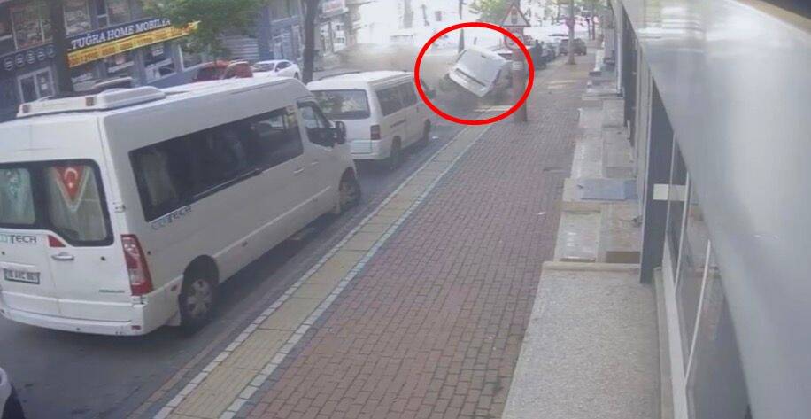 Bursa'da korkunç kaza: Ortalık savaş alanına döndü 1 bursada korkunc kaza 6 araca carpti 046cd3e34698