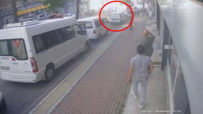 Bursa'da hafif ticari aracın park halindeki 6 araca çarptığı kaza,