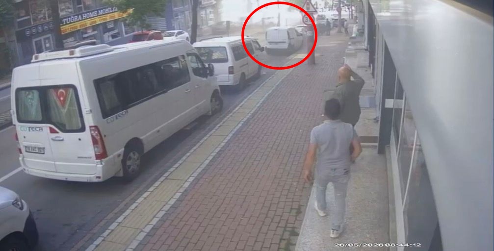 Bursa’da korkunç kaza: Ortalık savaş alanına döndü Bursa'da hafif ticari aracın park halindeki 6 araca çarptığı kaza,